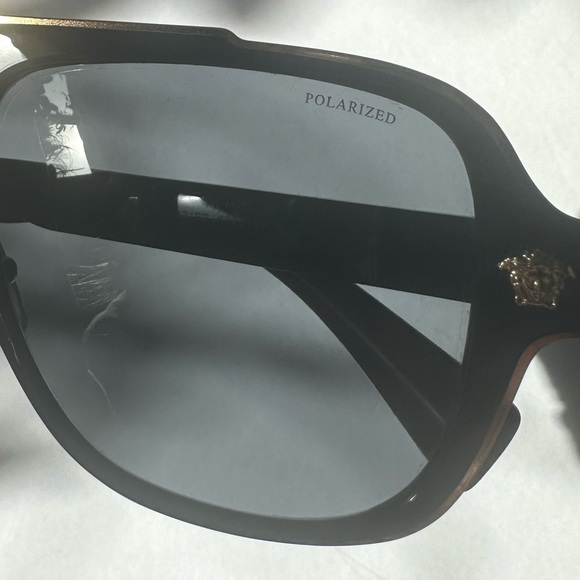 ✨✨NWT VERSACE POLARIZED SUNGLASSES - Picture 3 of 6